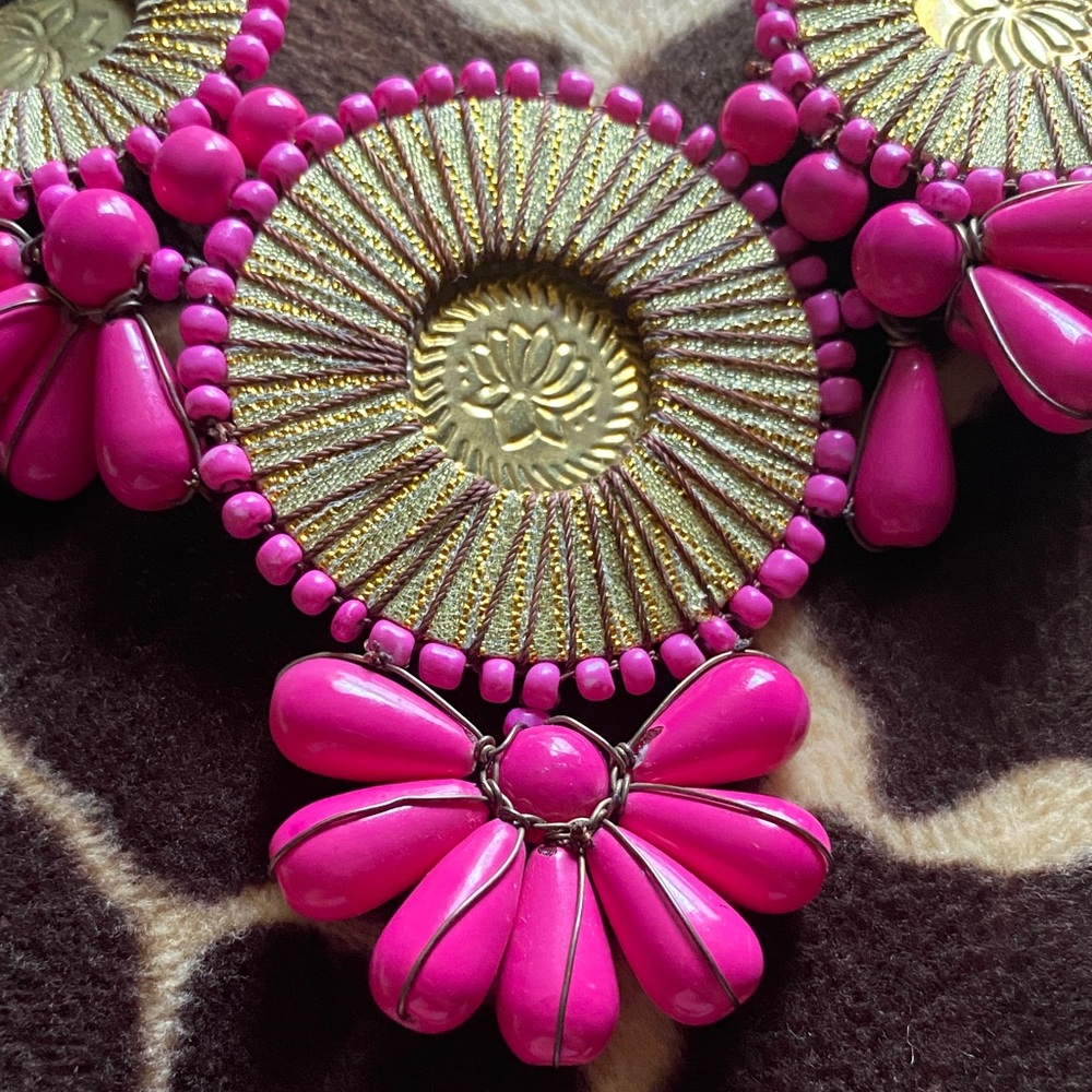 Vintage 90’s Fuchsia and Gold tone Statement Necklace - Picture 4 of 8